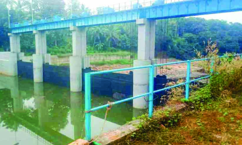 ശുദ്ധജല ക്ഷാമത്തിന് പരിഹാരം: പുഴങ്കാവ് തടയണയുടെ ഷട്ടറുകൾ താഴ്ത്തി