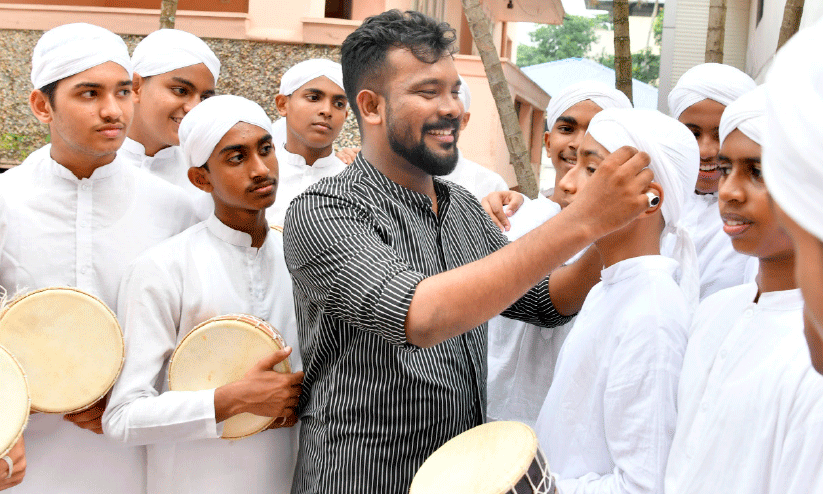 വിവിധ ജില്ലകളിൽ നിന്ന് പരിശീലിപ്പിക്കുന്ന കുട്ടികളോടൊപ്പം വിൻഷാദ് വാഹിദ്