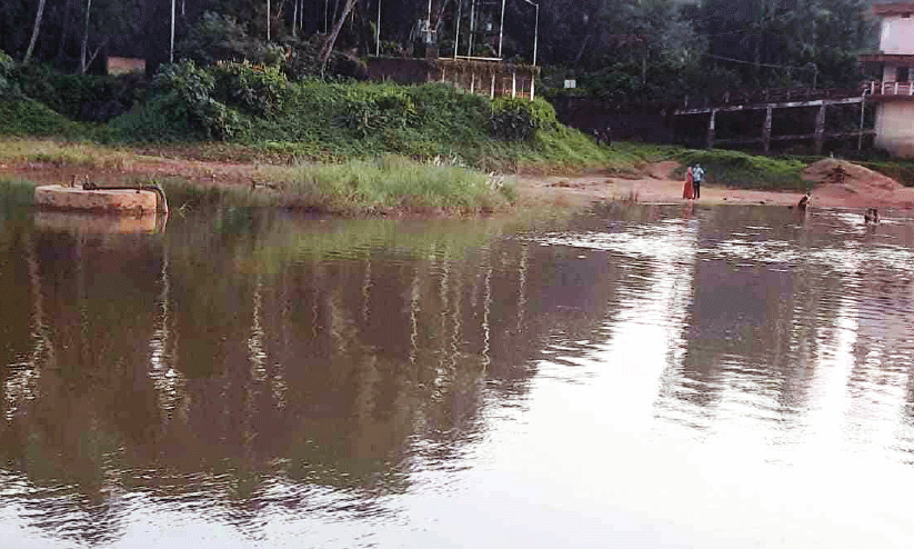 ആ​ലി​പ്പ​റ​മ്പ് കാ​ളി​ക്കട​വ്