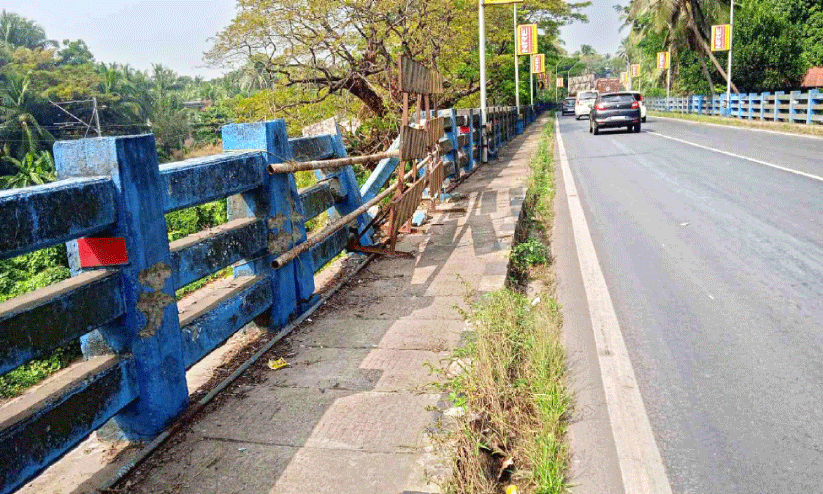 തകർന്നിട്ട് ഒരു വർഷം; മുഴപ്പിലങ്ങാട് മേൽപാലത്തിലെ കൈവരി നവീകരിക്കാൻ നടപടിയില്ല