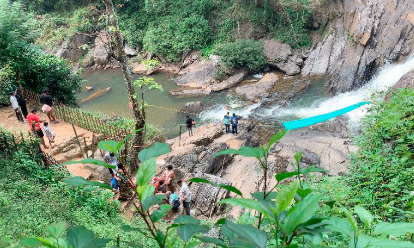 മൂ​പ്പൈ​നാ​ട് കാ​ന്ത​ൻ​പാ​റ വി​നോ​ദസ​ഞ്ചാ​ര കേ​ന്ദ്രം