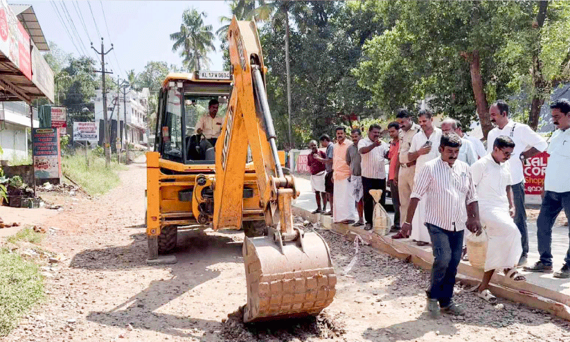 ട്രാൻസ്ഫോർമർ മാറ്റിയില്ല;  മൂവാറ്റുപുഴ-തേനി റോഡ്  നിർമാണത്തിനിടെ സംഘർഷം