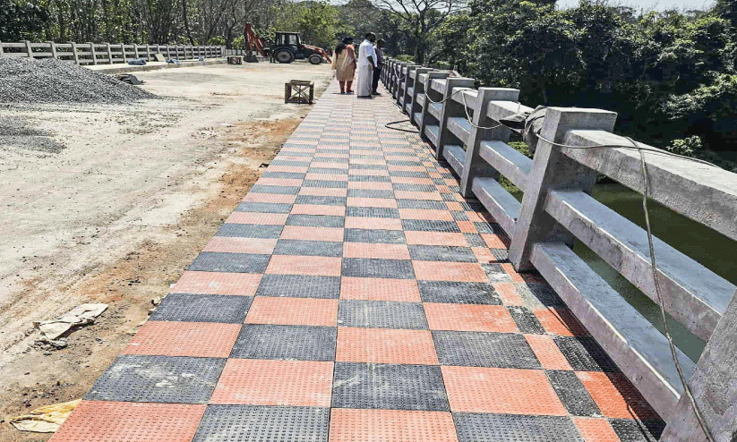 പത്തനംതിട്ട-കൊല്ലം ജില്ലകളെ  ബന്ധിപ്പിച്ച് പാലം പൂര്‍ത്തിയാകുന്നു