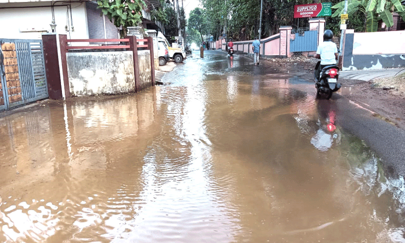 കുടിവെള്ളക്ഷാമത്തിൽ വലഞ്ഞ് കൊ​ച്ചി;  പരിഹാരം കാണാതെ അധികൃതർ