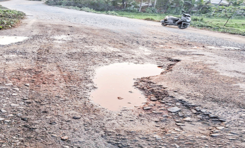 മോചനമില്ലാതെ  ഊട്ടിമറ്റം-ഓണംകുളം റോഡ്