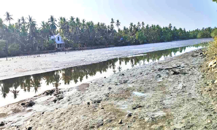 കോട്ടപ്പുഴക്ക് പുഴ മാലിന്യത്തിൽ ചരമഗീതം മുങ്ങുന്നു