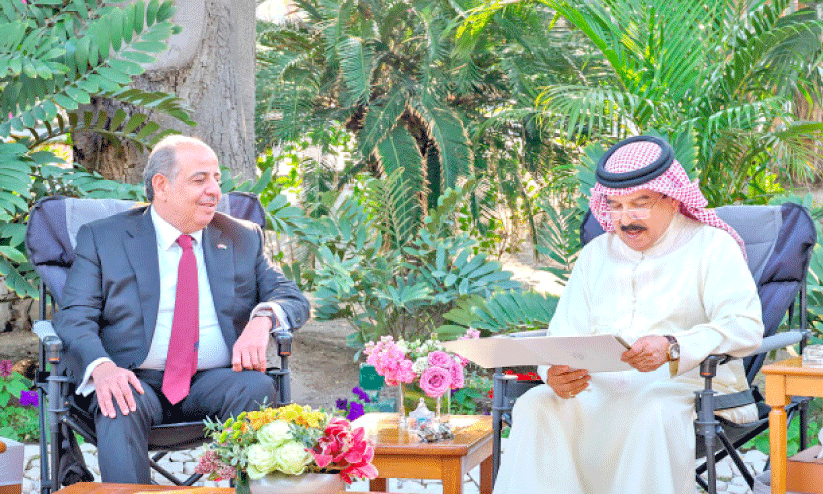 king hamad bin easa al Khaleefah reads letter given by Jordan ambassador