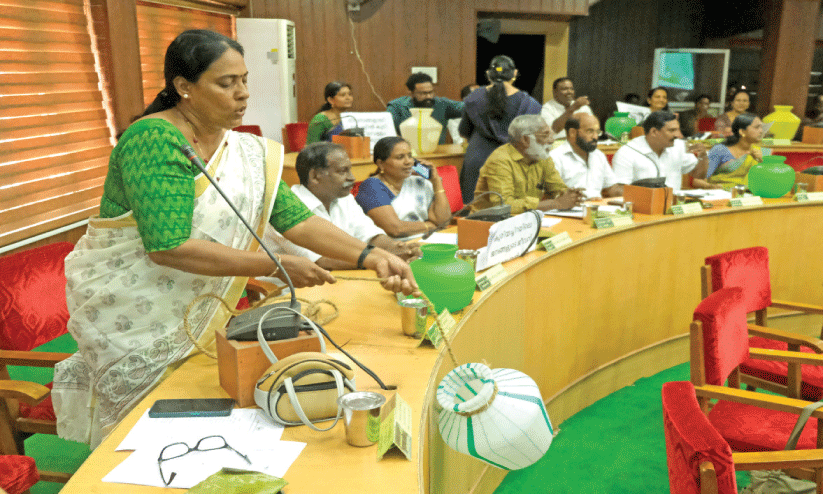 കു​ടി​വെ​ള്ള ക്ഷാ​മ​ം; ഒ​ഴി​ഞ്ഞ കു​ട​ങ്ങ​ളു​മാ​യി പ്ര​തി​പ​ക്ഷ​ത്തി​ന്റെ കു​ത്തി​യി​രി​പ്പ്