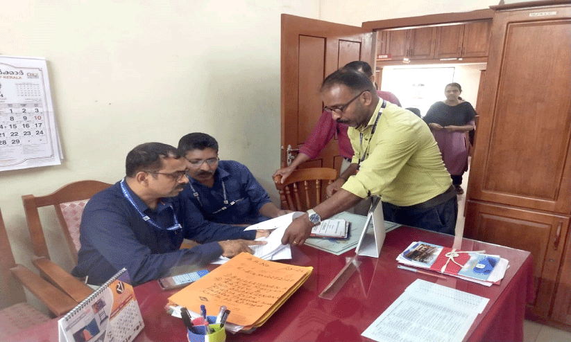 വോട്ടർ പട്ടിക അച്ചടിയിൽ അഴിമതി; മധൂർ പഞ്ചായത്ത് ഓഫിസിൽ വിജിലൻസ് റെയ്ഡ്