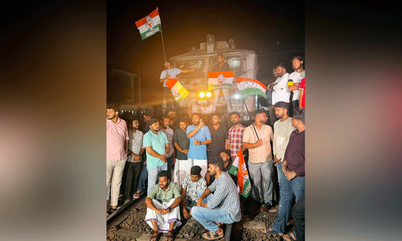 youth congress stopping trains at kozhikode railway station