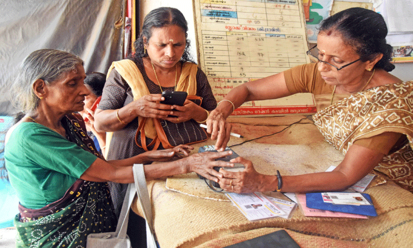 റേഷൻ മസ്റ്ററിങ്; വരി നിന്ന് വലഞ്ഞ് ജനങ്ങൾ