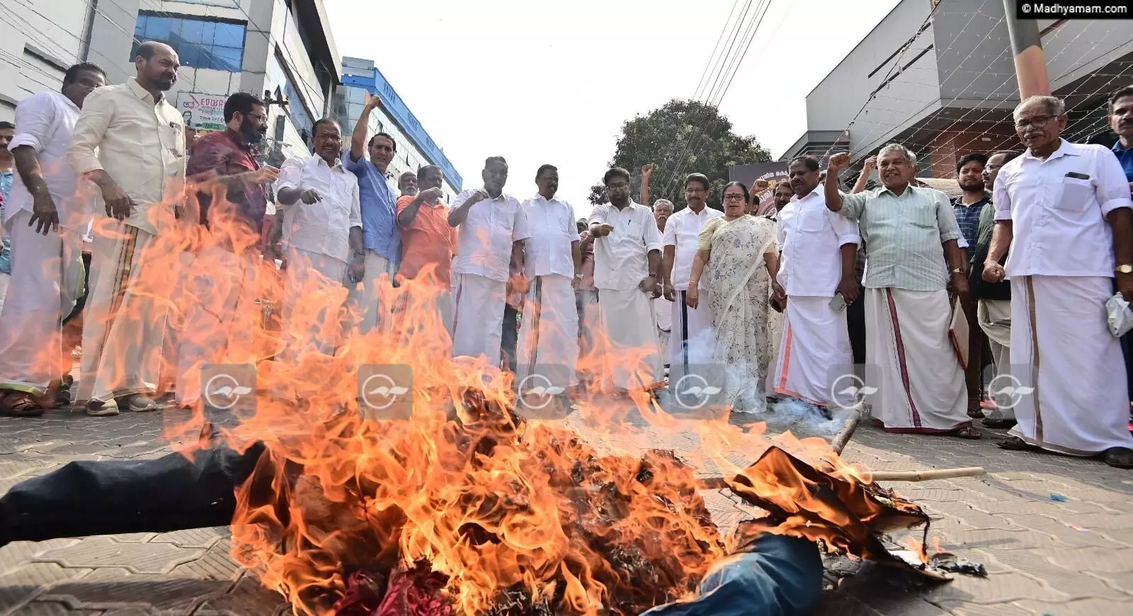 കെജ്‌രിവാളിന്റെ അറസ്റ്റ്: കണ്ണൂരിൽ എം.വി. ഗോവിന്ദന്റെ നേതൃത്വത്തിൽ പ്രകടനം; മോദിയുടെ കോലം കത്തിച്ചു