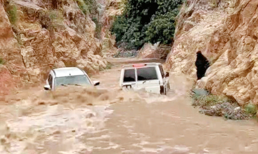 vehicles trapprd in flood water at wadi lajab