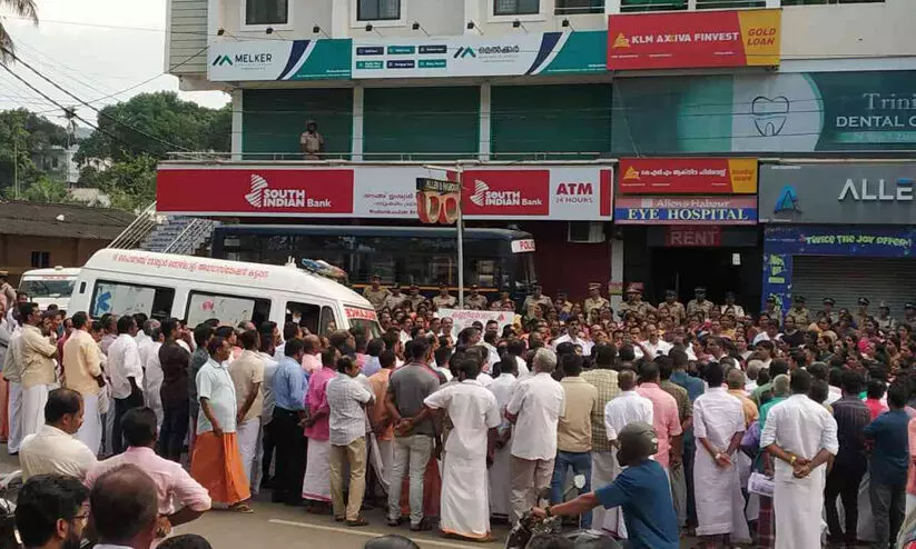 വീട്ടമ്മ ജീവനൊടുക്കിയ സംഭവം; മൃതദേഹവുമായി ബാങ്കിന്​ മുന്നിൽ പ്രതിഷേധം