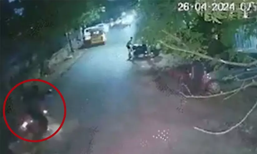 mother and daughter injured as Scooter Topples After Hitting Damaged Manhole Lid In Tamil Nadu
