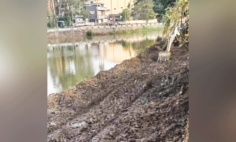 തി​രൂ​ർ പു​ഴ ആ​ഴം​കൂ​ട്ട​ൽ: ന​ഗ​ര​സ​ഭ സ്റ്റേ​ഡി​യ​ത്തി​ന്‍റെ സം​ര​ക്ഷ​ണ ഭി​ത്തി ത​ക​ർ​ത്ത​താ​യി പ​രാ​തി