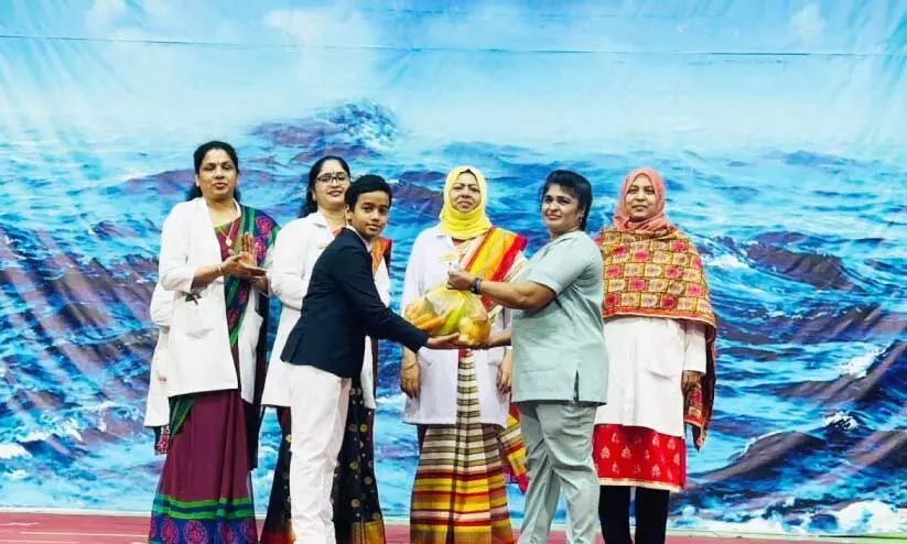 Students at Riyadh International Indian School Honoring school employees