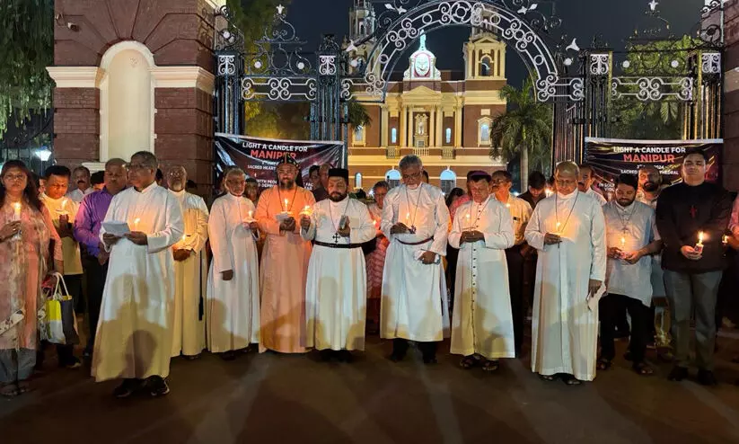 മണിപ്പൂരിൽ കൊല്ലപ്പെട്ടവർക്ക് വേണ്ടി മെഴുകുതിരി തെളിച്ച് പ്രാർഥന