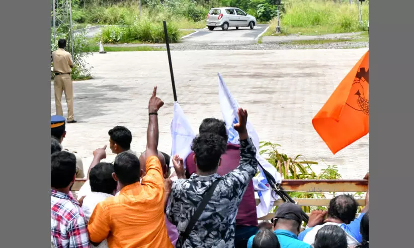 പൊലീസ്​ കാവലിൽ ഡ്രൈ​വി​ങ് ടെസ്റ്റ്​: പ്രതിഷേധിച്ചും കൂക്കിവിളിച്ചും സമരക്കാർ