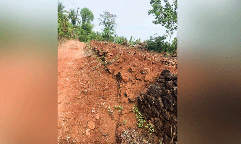 കു​ന്നി​ൻ​ച​രു​വി​ലെ സം​ര​ക്ഷ​ണ​ഭി​ത്തി പൊ​ളി​ച്ചു​മാ​റ്റി; മ​ണ്ണി​ടി​ച്ചി​ൽ ഭീ​ഷ​ണി