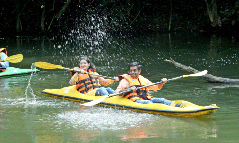 Kuruva prepares for bamboo rafting