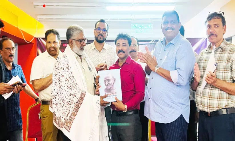 Honouring P Harindranath by Vdakara NRI Forum