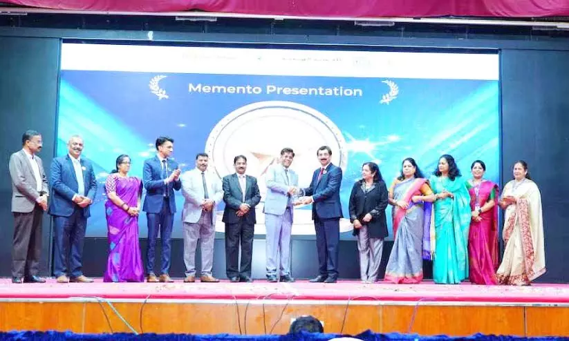 ഇ​ന്ത്യ​ൻ സ്‌​കൂ​ൾ ജൂ​നി​യ​ർ വി​ങ് അ​വാ​ർ​ഡ് ദാ​ന ച​ട​ങ്ങി​ൽ 500 കു​ട്ടി​ക​ളെ അ​നു​മോ​ദി​ച്ചു