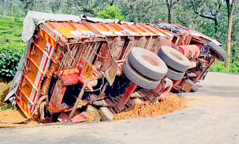 Cargo lorry overturned and accident