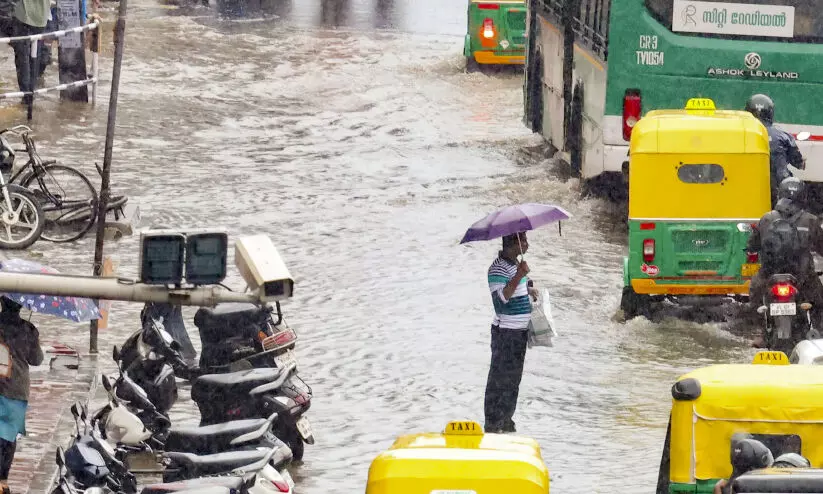 തോരാതെ മഴ: രണ്ടായിരത്തിലേറെ പേർ ക്യാമ്പുകളിൽ