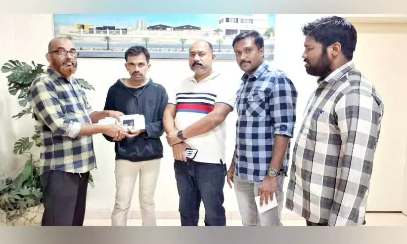 OICC Al Qasim Central Committee handed over flight ticket