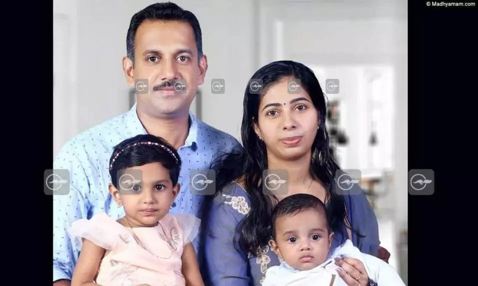 അങ്കമാലി ടൗണിൽ വീട് കത്തി നാലുപേർ മരിച്ചു; മരിച്ചത് ദമ്പതികളും മക്കളും