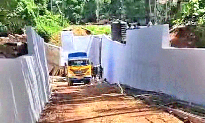 പൂ​വാ​ട​ൻ ഗേ​റ്റ് അ​ടി​പ്പാ​ത