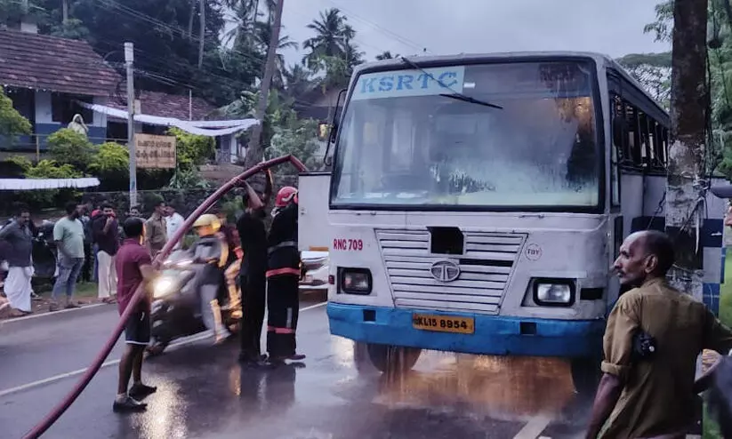 ഓടുന്ന കെ.എസ്.ആർ.ടി.സി ബസിൽനിന്ന് പുകയുയർന്നത് പരിഭ്രാന്തി പരത്തി