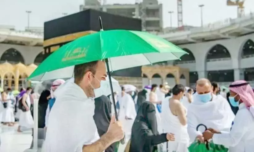 Health Ministry distributes umbrellas to pilgrims