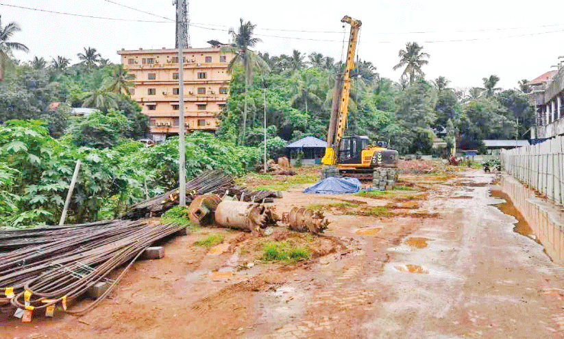 City-centred garbage outside Ottapalam Municipal Corporation bus stand Pai is a precursor to the construction of a water treatment plant. Ling