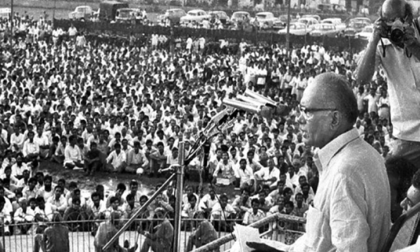 ജയപ്രകാശ്​ നാരായൺ ജനങ്ങളെ അഭിസംബോധന ചെയ്യുന്നു. 1975ലെ ചിത്രം