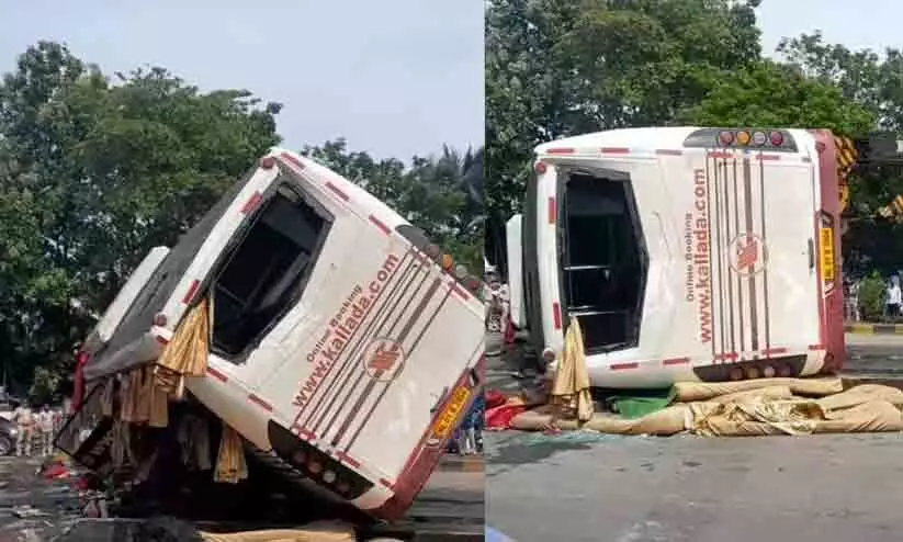 ദേശീയപാതയിൽ ബസ് ബൈക്കിനുമേൽ മറിഞ്ഞ് യാത്രികൻ മരിച്ചു; നിരവധി പേർക്ക് പരിക്ക്