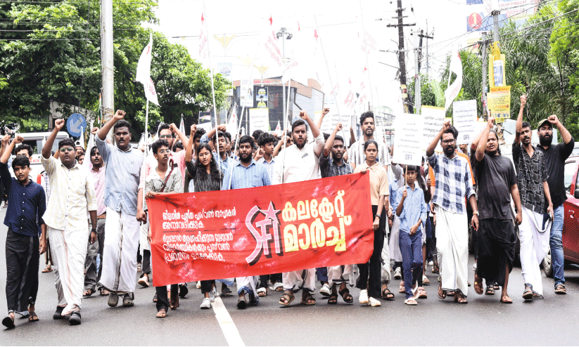 ‘പ്ല​സ്​ വ​ണ്ണി​ൽ’ ആ​ളി​ക്ക​ത്തി വി​ദ്യാ​ർ​ഥി പ്ര​തി​ഷേ​ധം