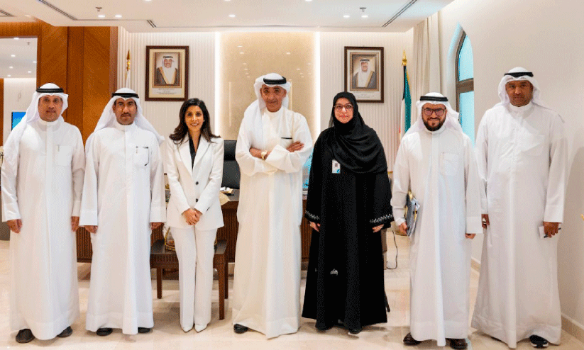 Ministers Dr. Mahmoud Bushehri and Dr. Noora  Al Mashan with the employees