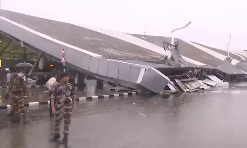 ഡൽഹി വിമാനത്താവളത്തിന്റെ മേൽക്കുര തകർന്നത് പണിപൂർത്തിയാകാതെ ഉദ്ഘാടനം ചെയ്തതിനാൽ; വിമർശനവുമായി പ്രതിപക്ഷം