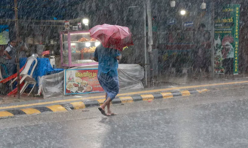 സംസ്ഥാനത്ത് വ്യാപക മഴക്ക് സാധ്യത; കള്ളക്കടൽ പ്രതിഭാസത്തിനും സാധ്യതയെന്ന് കാലാവസ്ഥാ വകുപ്പ്