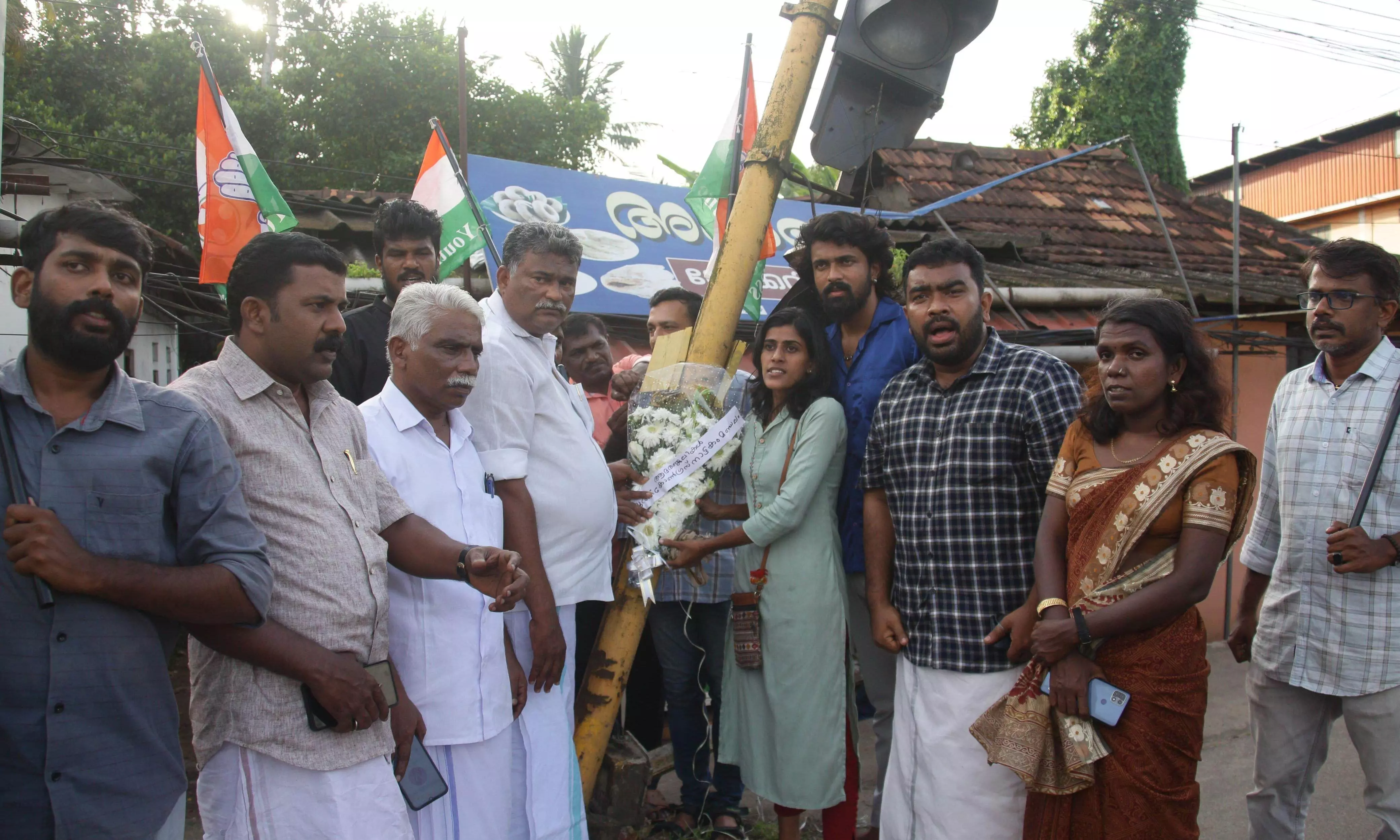 മണിപ്പുഴയിലെ സിഗ്നൽ പോസ്റ്റിൽ റീത്തുവെച്ച് യൂത്ത്​ കോൺഗ്രസ്