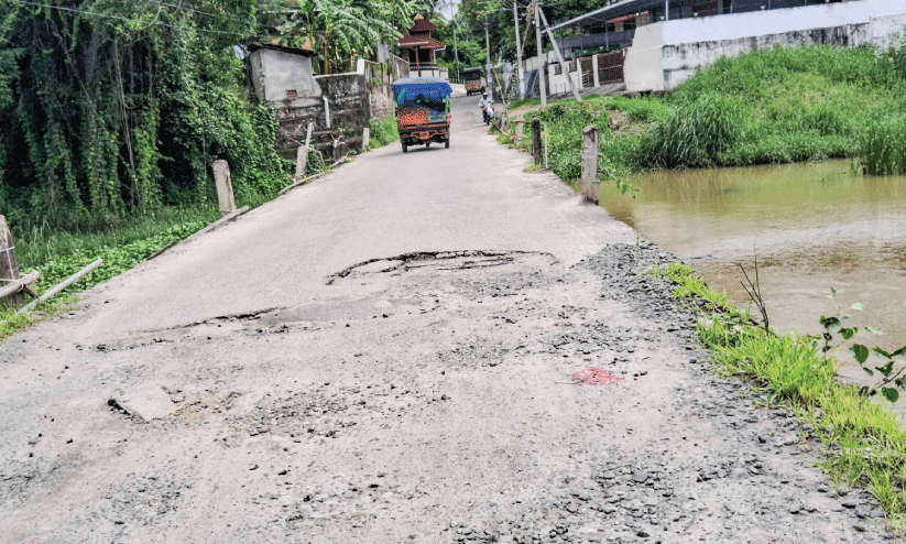 ആ​ല​മ്പ​ള്ളം ച​പ്പാ​ത്ത്