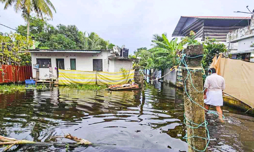 വെ​ള്ള​ക്കെ​ട്ടി​ലാ​യ പ്ര​ദേ​ശം