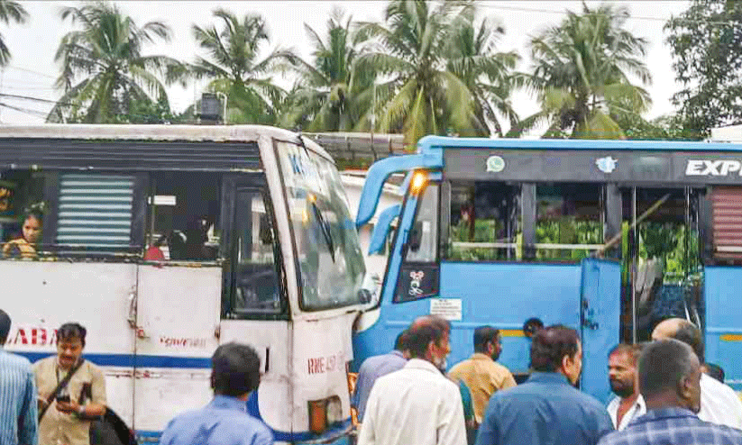 പു​തു​പ്പ​രി​യാ​ര​ത്ത് ബ​സുകൾ കൂ​ട്ടി​യി​ടി​ച്ചു; 10 പേർ​ക്ക് പ​രി​ക്ക്