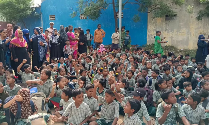 Vellore Corporation Primary School children staging protest in Chinna Allapuram in Vellore