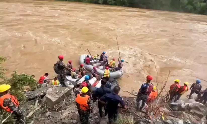 നേപ്പാൾ മണ്ണിടിച്ചിലിൽ ഏഴ് ഇന്ത്യക്കാർക്ക് ദാരുണാന്ത്യം; മരിച്ചത് നദിയിൽ പതിച്ച ബസിലെ യാത്രക്കാർ