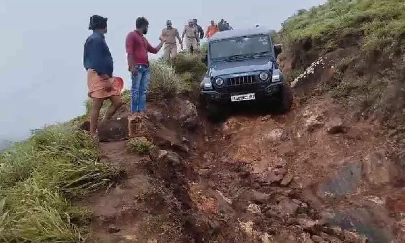 നാലുമലയിൽ അനധികൃത ട്രക്കിങ്; 22 വാഹനങ്ങൾ മലമുകളിൽ കുടുങ്ങി