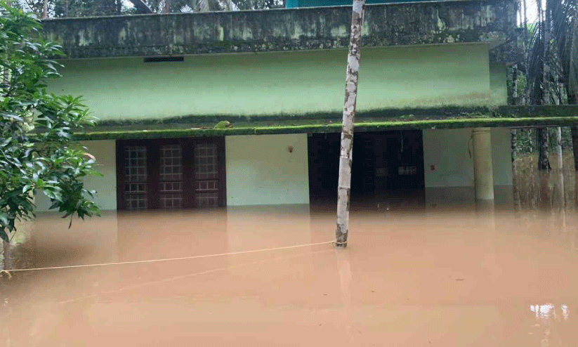 മുഴിക്കലിൽ വെള്ളത്തിലായ വീട്