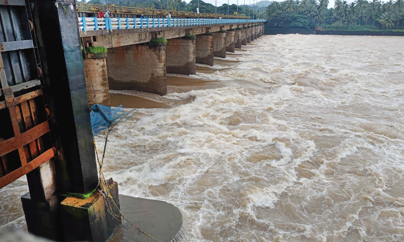 കവണക്കല്ല് റഗുലേറ്ററിലൂടെ നിറഞ്ഞൊഴുകുന്ന ചാലിയാർ